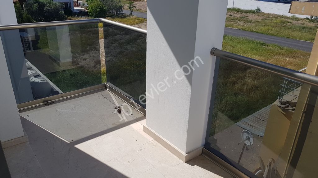 GÖÇMENKÖY MERKEZDE 100 M2 KAPALI ALAN 100 M2 TERASLI 2 + 1  PENTHOUSE