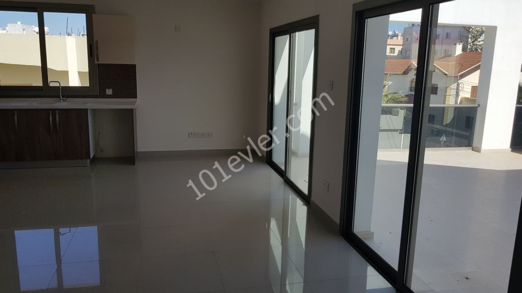 GÖÇMENKÖY MERKEZDE 100 M2 KAPALI ALAN 100 M2 TERASLI 2 + 1  PENTHOUSE