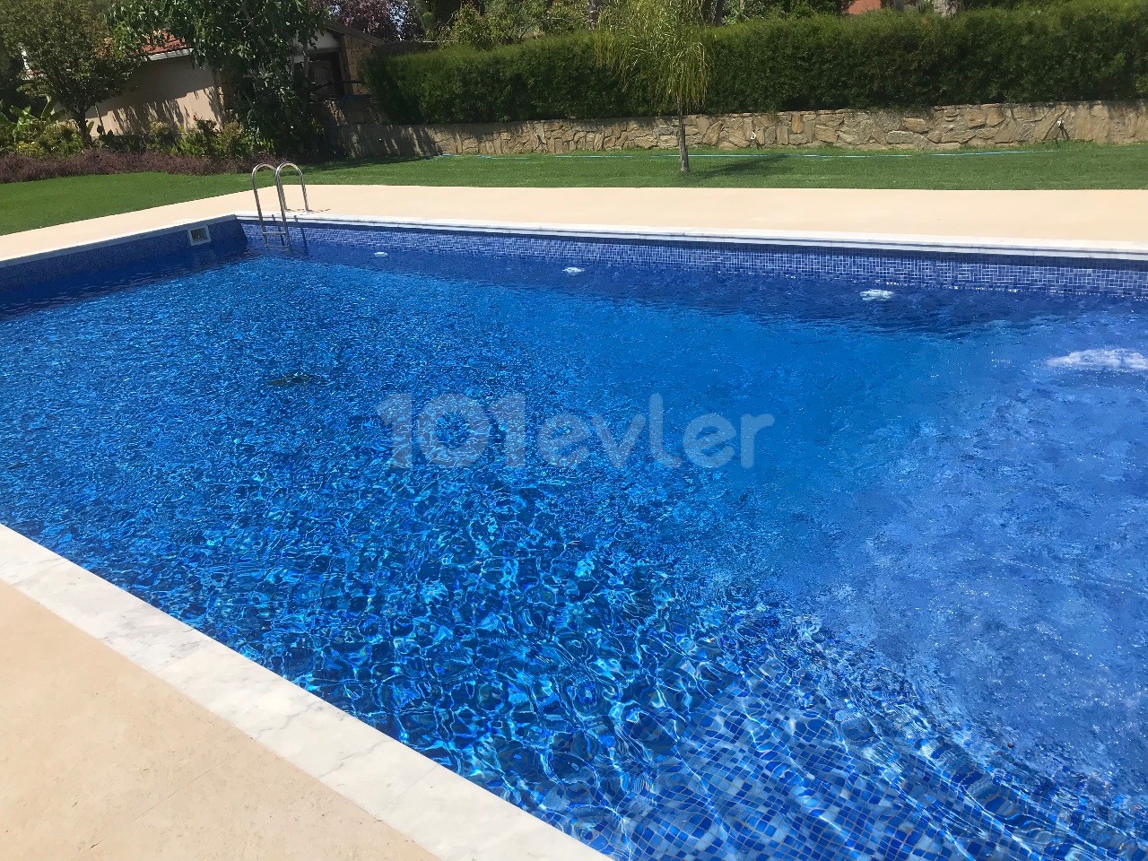 Girne Karakum da 3+1 7 Kişilik Lüks Eşyalı Özel Havuzlu Villa (3+1 Ferienvilla 3 Schlafzimmer 1 Küche und Studio ein eigener Pool - Kamin und großer Garten)