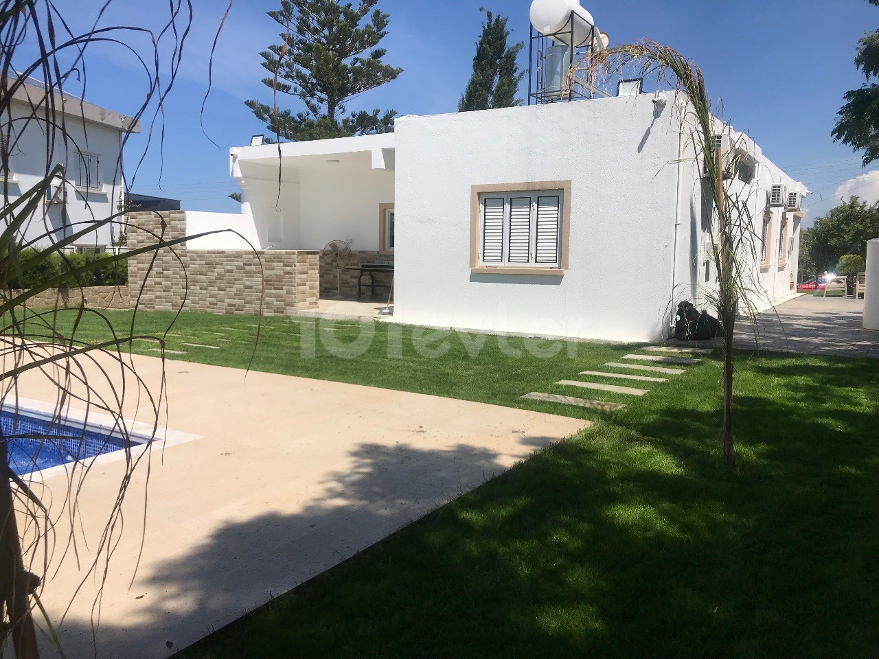 Girne Karakum da 3+1 7 Kişilik Lüks Eşyalı Özel Havuzlu Villa(посуточно 3+1  вилла 3 спален 1 кухния и студия своей бассейн-камин и болшой сад)