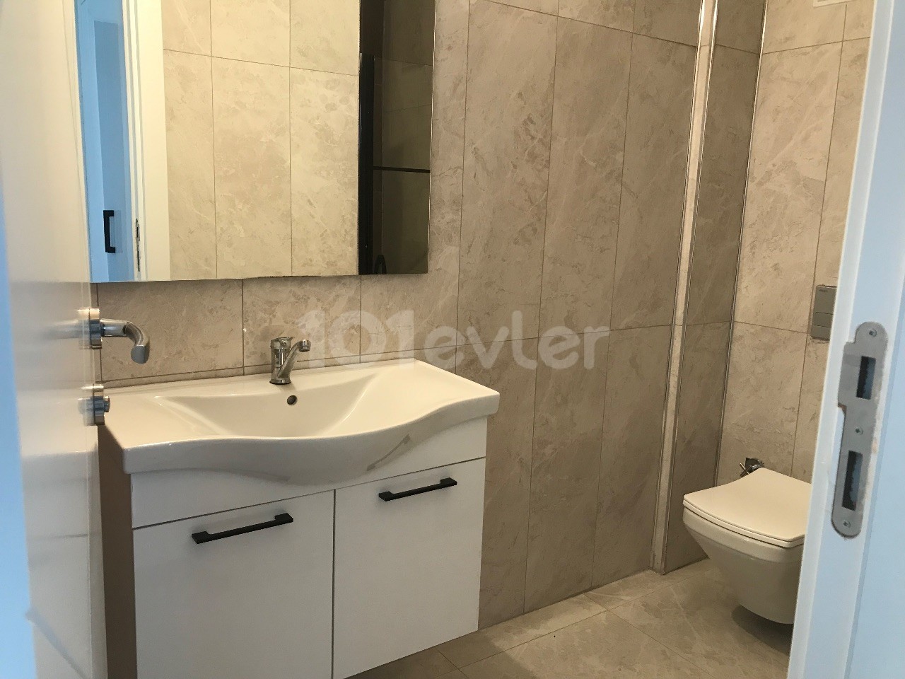 1+1 Apartment for Rent in Kyrenia Alsancak near Merit Hotels Area, within walking distance to Şokmar Premium and 50 meters from Camelot Beach 