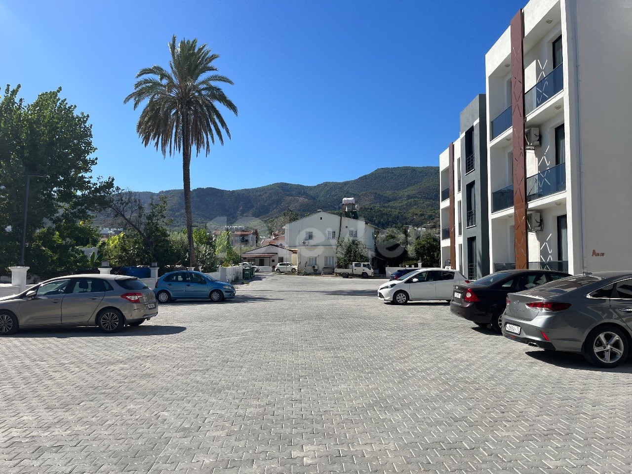 Luxury 2+1 Apartment on the Back Street of Şokmar Premium, Close to the Merit Hotels Area, 20 Meters from the Road and the Minibus Route, and with Camelot Beach Ahead.