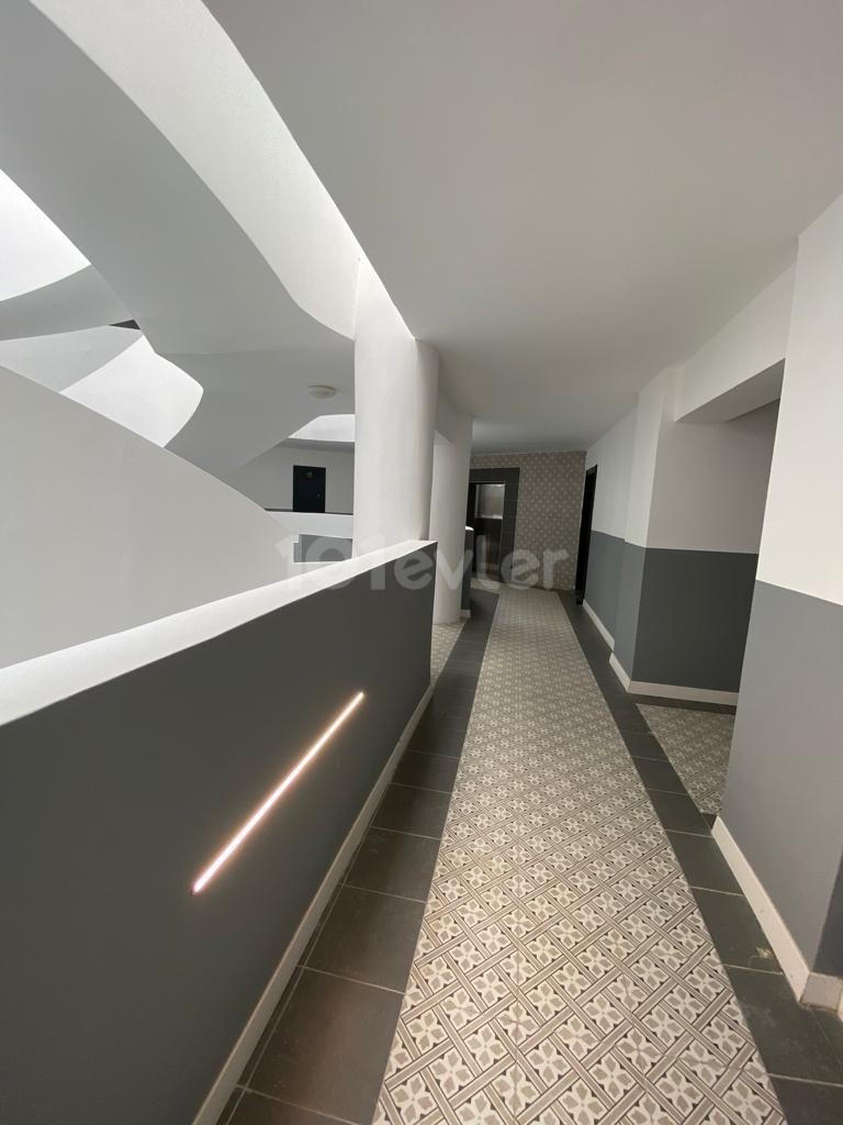 Im Edelweiss-Komplex 1+1 mit Bass+Destination handelt es sich um Akvapar, Sana, Restoran, Zugvermietung und Pluspunkte mit modernen Möbeln in einem Ultra-Luxus-Apartment