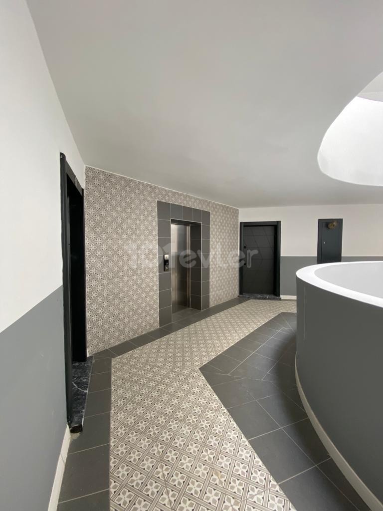 Im Edelweiss-Komplex 1+1 mit Bass+Destination handelt es sich um Akvapar, Sana, Restoran, Zugvermietung und Pluspunkte mit modernen Möbeln in einem Ultra-Luxus-Apartment