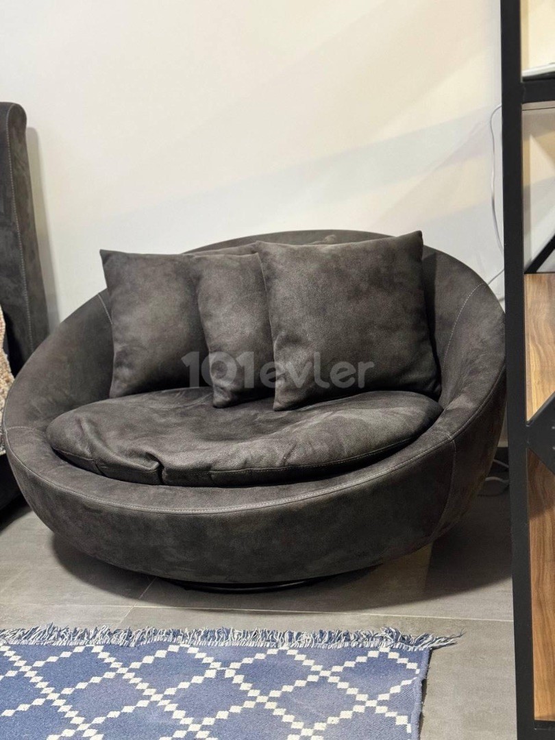 İskele nin En Seçkin Kompleksi Courtyard ta Havuz Manzaralı Süper Lüks Stüdyo Daire. Yatırımcılar için kışın Günlük 50 Euro Yazın ise 150 Euro ya  varan Günlük Kiralama İmkanı İle Kaçırılmaz Bir Yatırım