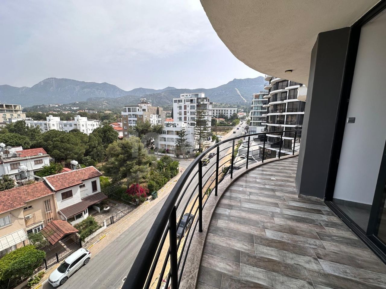 2+1 FULLY FURNISHED FLAT FOR RENT IN KYRENIA, WITH MOUNTAIN AND SEA VIEWS.