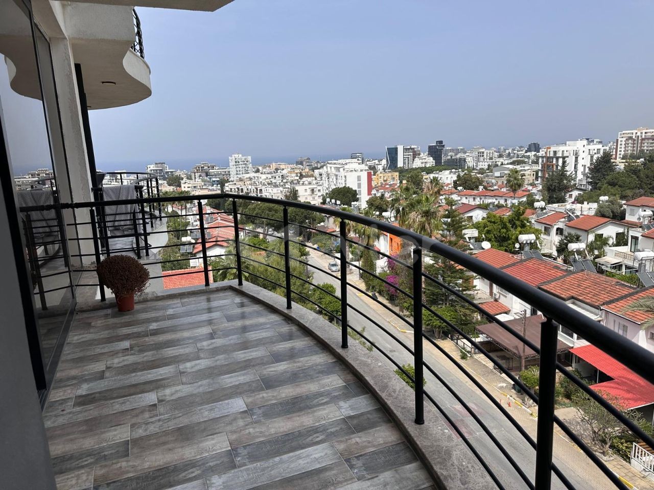 VOLLSTÄNDIG MÖBLIERTE 2+1-WOHNUNG ZU VERMIETEN IM OBEREN KYRENIA, MIT BERGBLICK UND MEERBLICK.