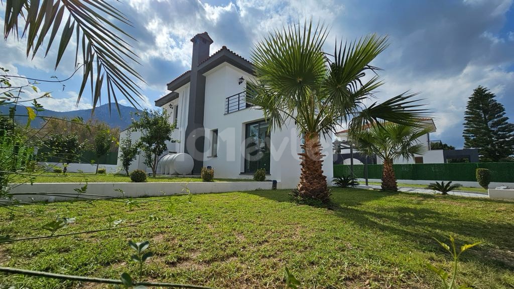 Renovierte 4+1 Villa in herrlicher Lage mit privatem Pool in Bellapais