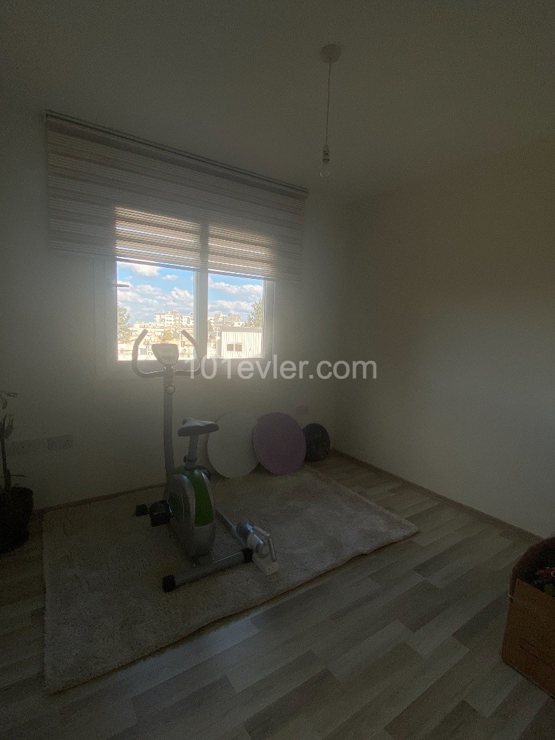 Girne merkezde satılık 3+1 daire ( yarı EŞYALI) 3+1 apartment for sale (semi-furnished)