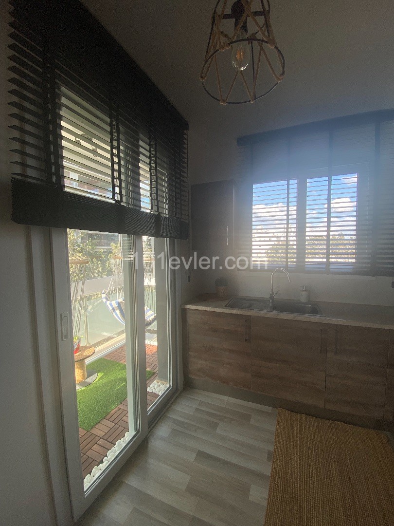 Girne merkezde satılık 3+1 daire ( yarı EŞYALI) 3+1 apartment for sale (semi-furnished)