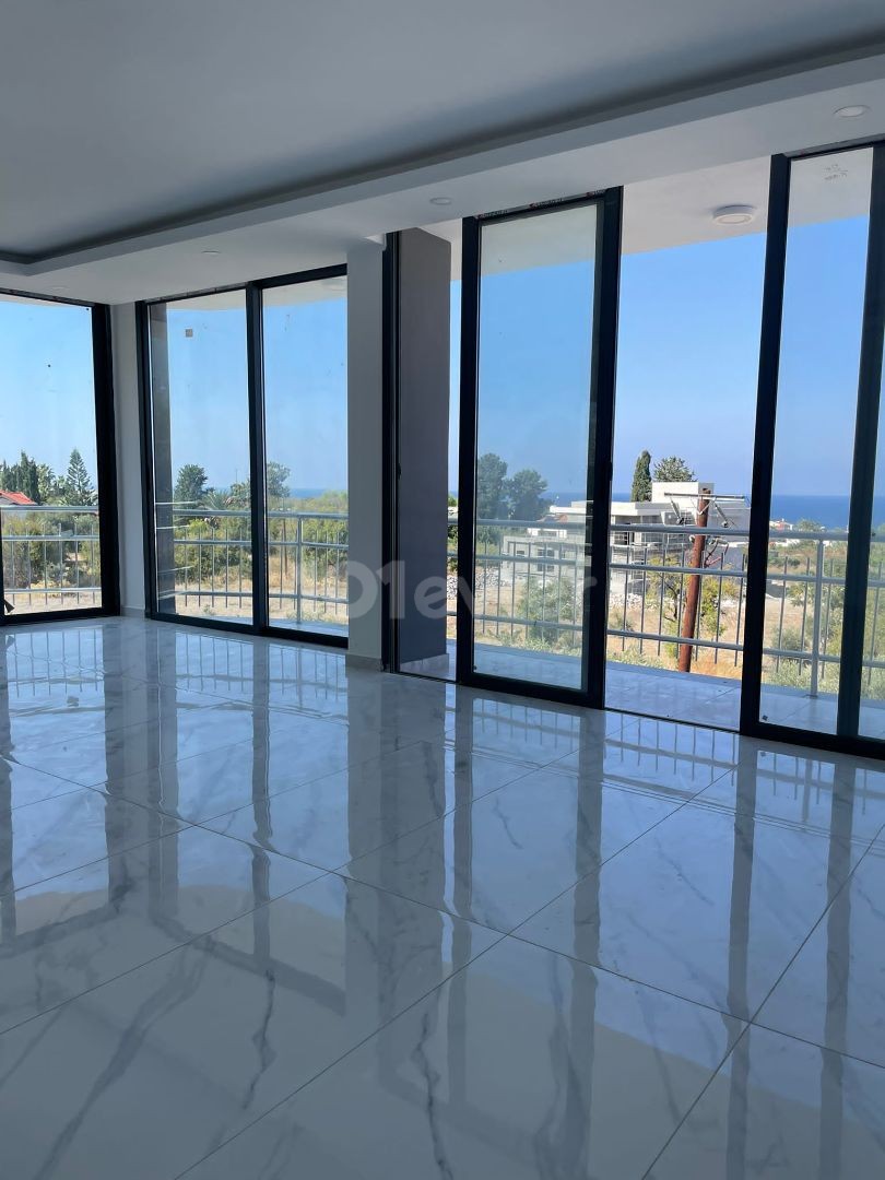 Girne Lapta da salilik 2+1 Zemin kat Daire 80m2 LUKS