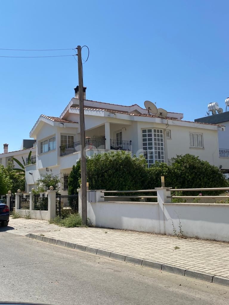 Luxuriöse 4+1-Villa zum Verkauf in Nikosia Yenikent