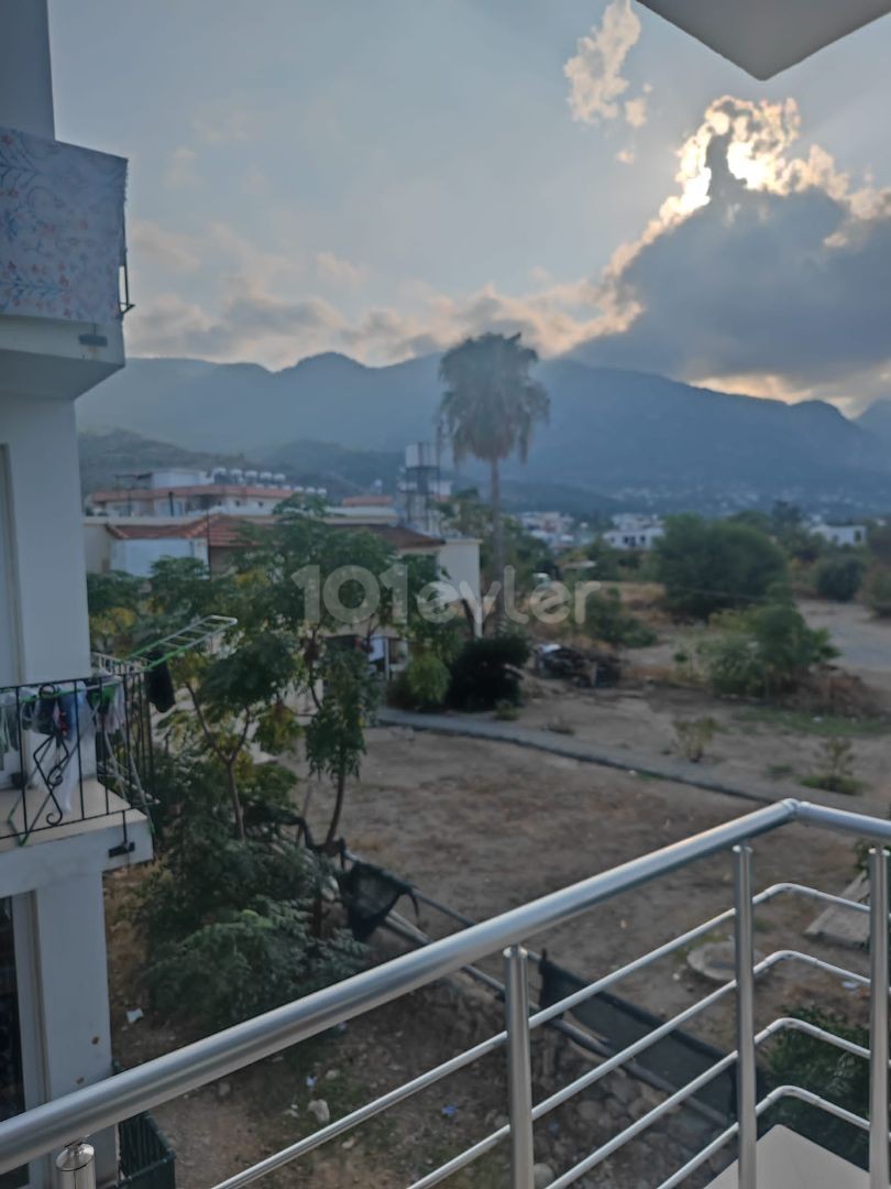 GELEGENHEIT BRANDNEUE 2+1-WOHNUNG ZUM VERKAUF IN KYRENIA ALSANCAK MIT MEER- UND BERGBLICK