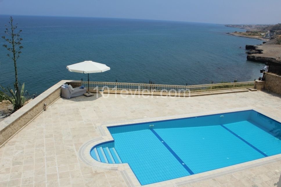 4 + 1 Luxusvilla Am Meer in Esentepe ** 