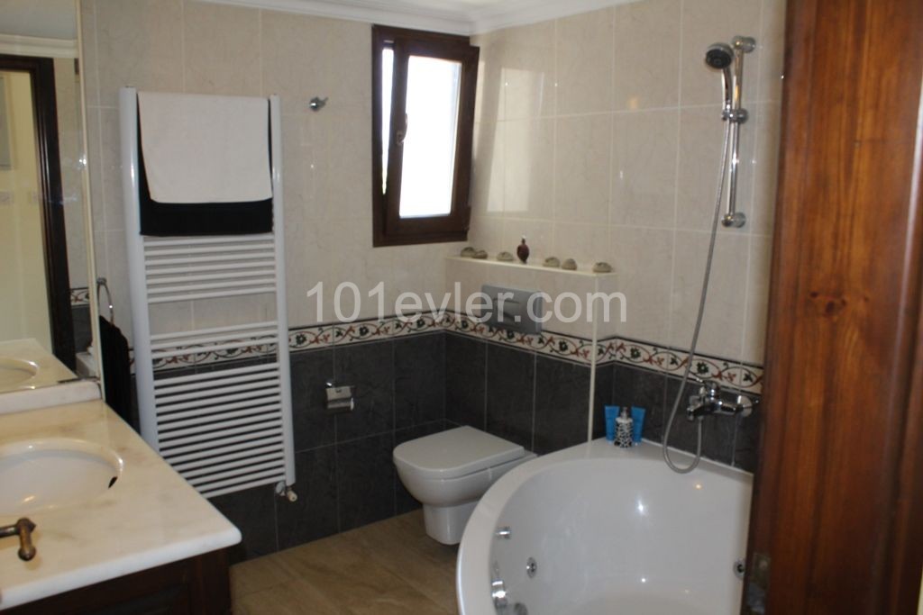 4 + 1 Luxusvilla Am Meer in Esentepe ** 