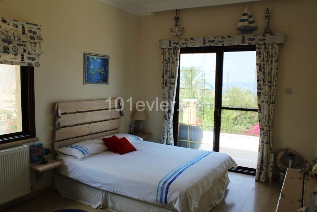 4 + 1 Luxusvilla Am Meer in Esentepe ** 