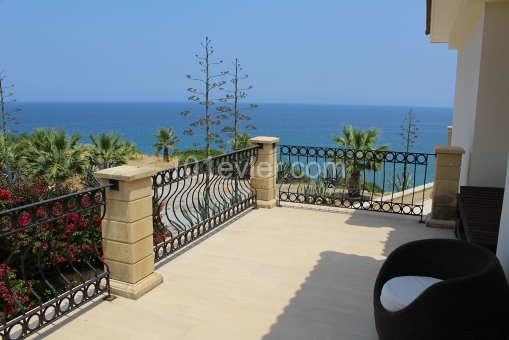 4 + 1 Luxusvilla Am Meer in Esentepe ** 