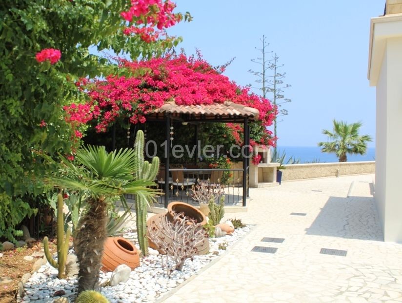 4 + 1 Luxusvilla Am Meer in Esentepe ** 