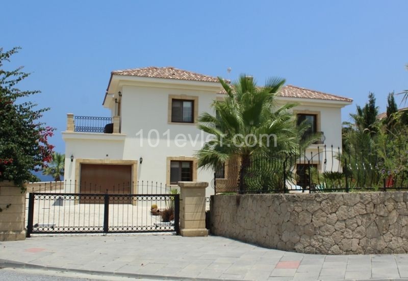 4 + 1 Luxusvilla Am Meer in Esentepe ** 