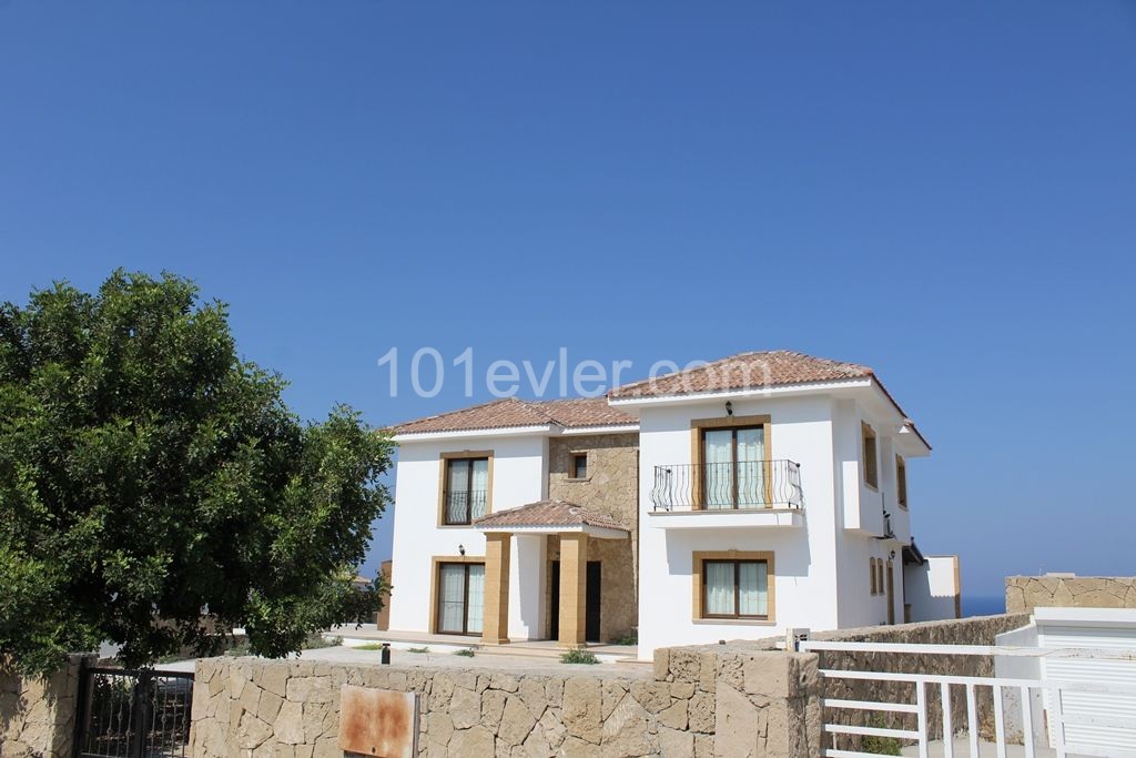 Magnificent Villa for sale with views of nature and the Sea ** 