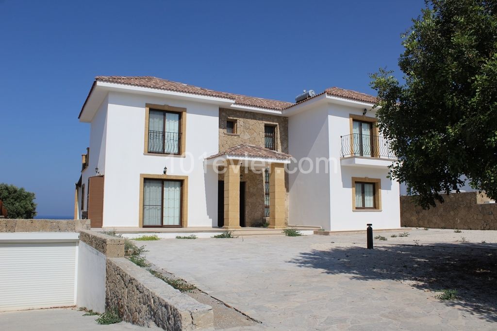 Magnificent Villa for sale with views of nature and the Sea ** 