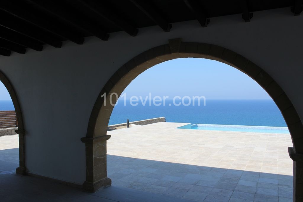 Doğa ve Deniz manzaralı muhteşem satılık Villa 