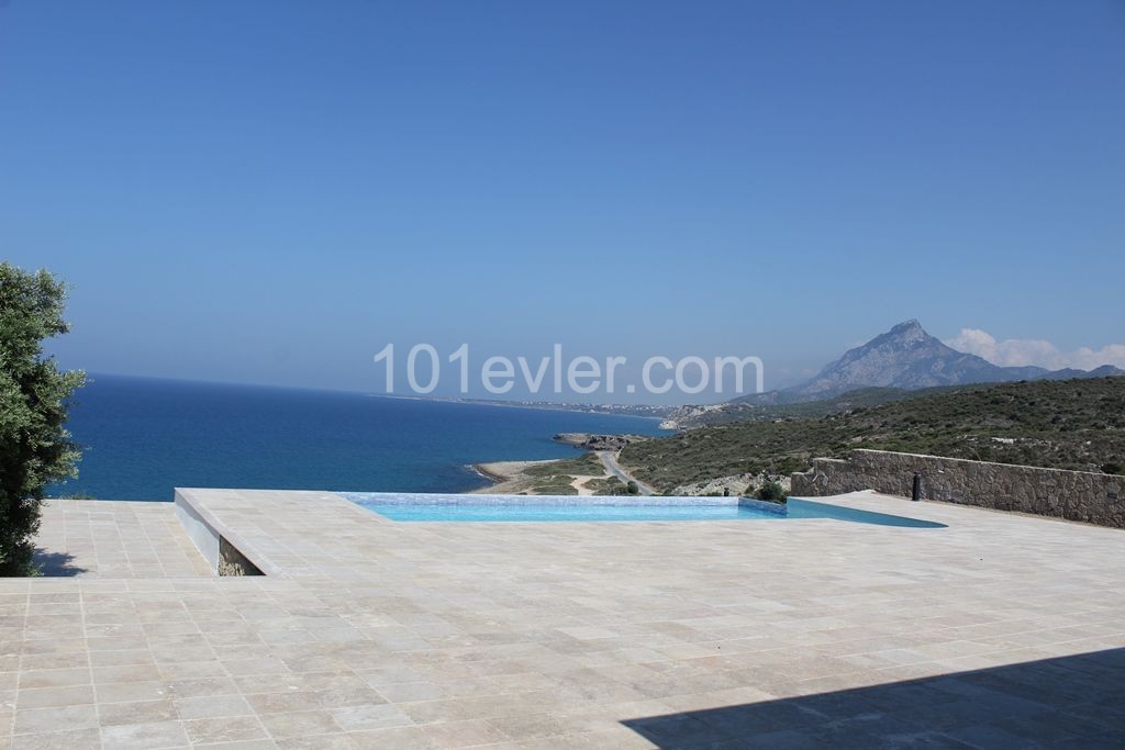 Magnificent Villa for sale with views of nature and the Sea ** 