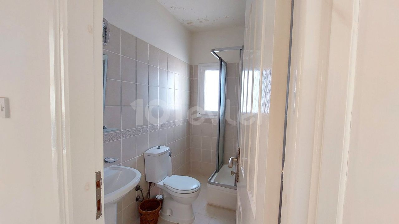 2 evlek 2000ay2 arazi içinde 4+1 300m2 havuzlu villa