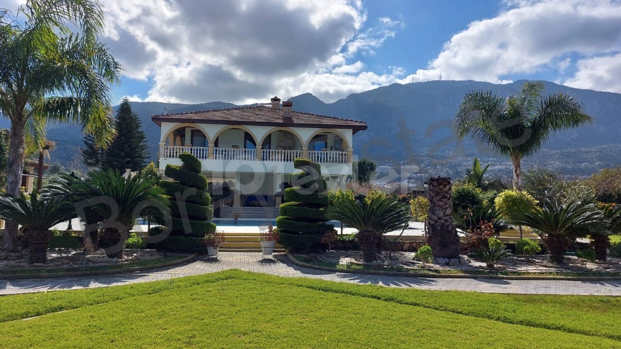 Türkische Villa mit herrlichem Berg-und Meerblick in Kyrenia Lapta * ** 