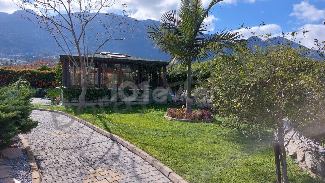 Türkische Villa mit herrlichem Berg-und Meerblick in Kyrenia Lapta * ** 