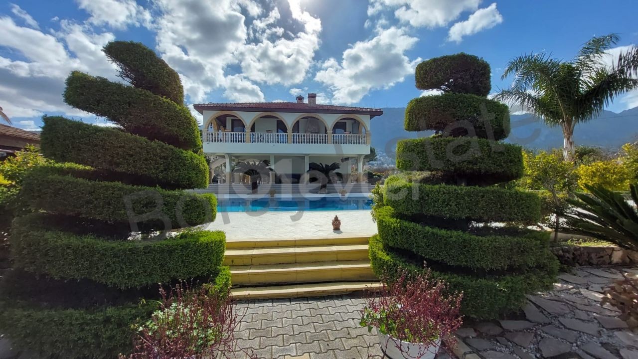 Türkische Villa mit herrlichem Berg-und Meerblick in Kyrenia Lapta * ** 