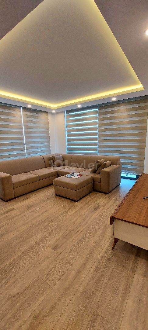 Girne şehir merkezinde 2 banyolu, havuzlu ve bahçeli kiralık lüks 2+1 daire