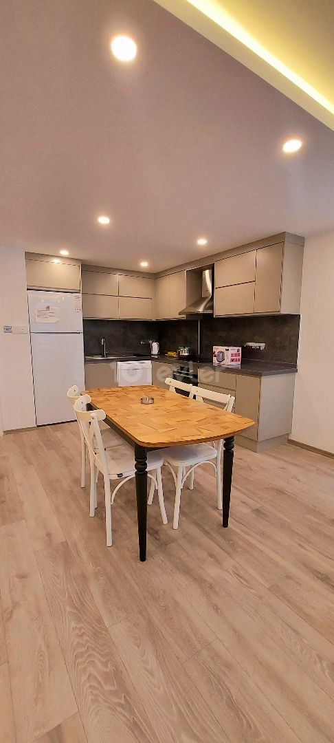 Girne şehir merkezinde 2 banyolu, havuzlu ve bahçeli kiralık lüks 2+1 daire