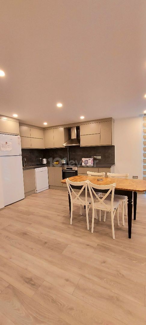 Girne şehir merkezinde 2 banyolu, havuzlu ve bahçeli kiralık lüks 2+1 daire