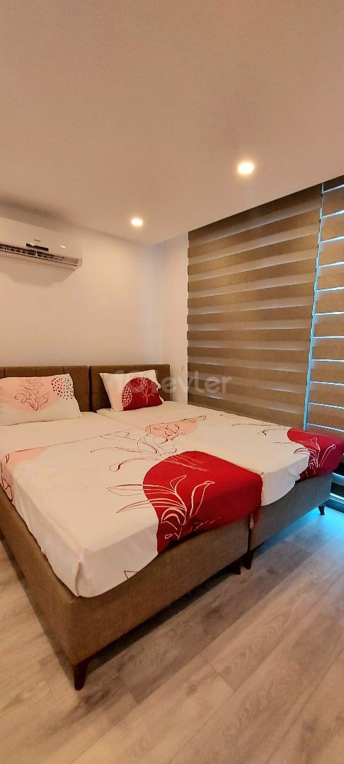 Girne şehir merkezinde 2 banyolu, havuzlu ve bahçeli kiralık lüks 2+1 daire