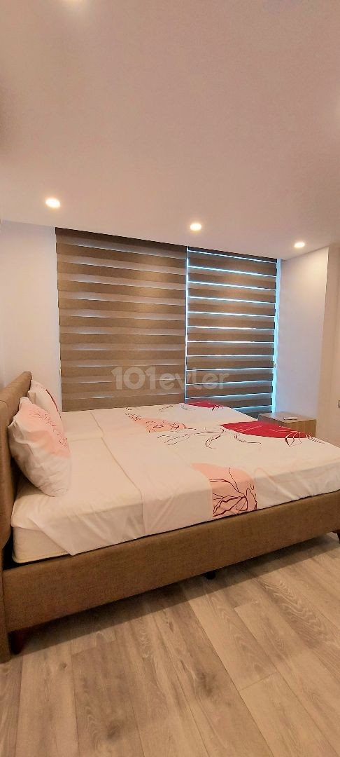 Girne şehir merkezinde 2 banyolu, havuzlu ve bahçeli kiralık lüks 2+1 daire