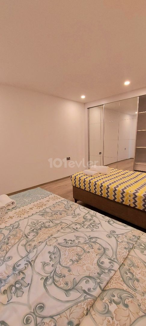 Girne şehir merkezinde 2 banyolu, havuzlu ve bahçeli kiralık lüks 2+1 daire