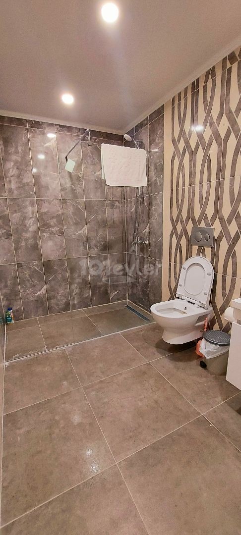 Girne şehir merkezinde 2 banyolu, havuzlu ve bahçeli kiralık lüks 2+1 daire