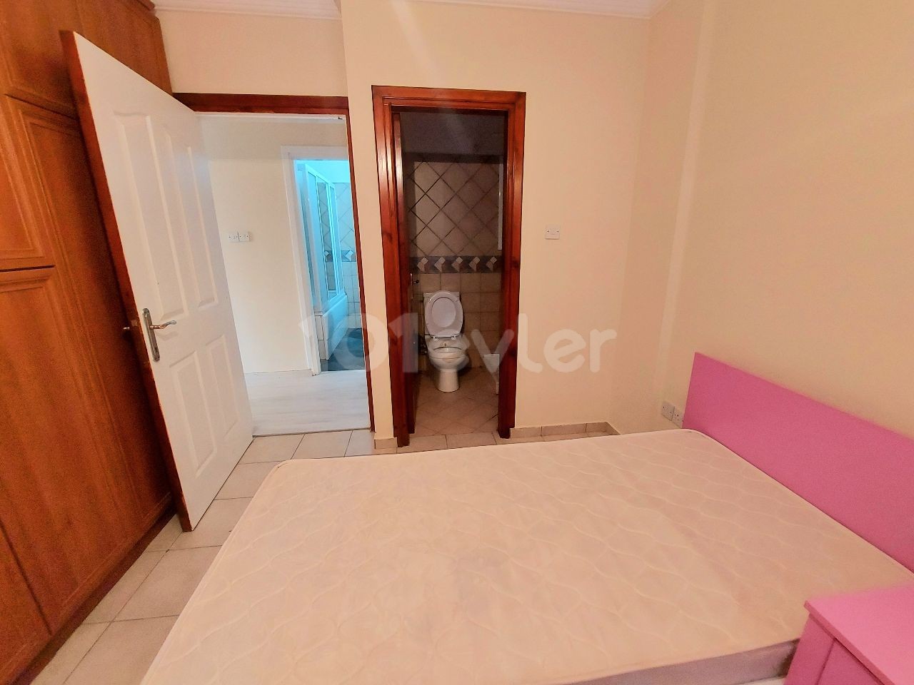 Girne merkezde kiralık 2 banyolu full eşyalı 2+1 daire 