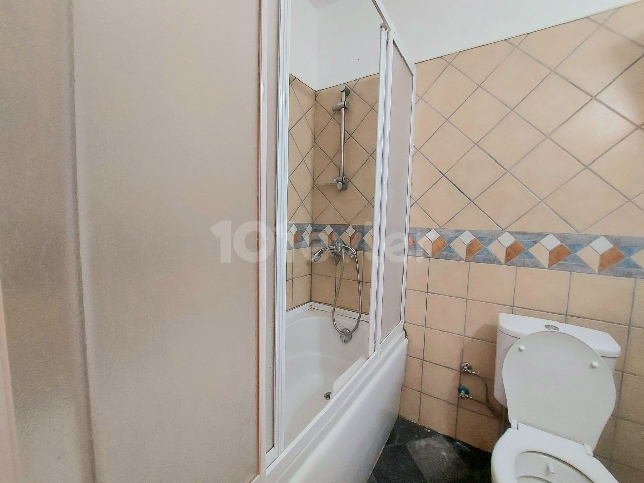 Girne merkezde kiralık 2 banyolu full eşyalı 2+1 daire 