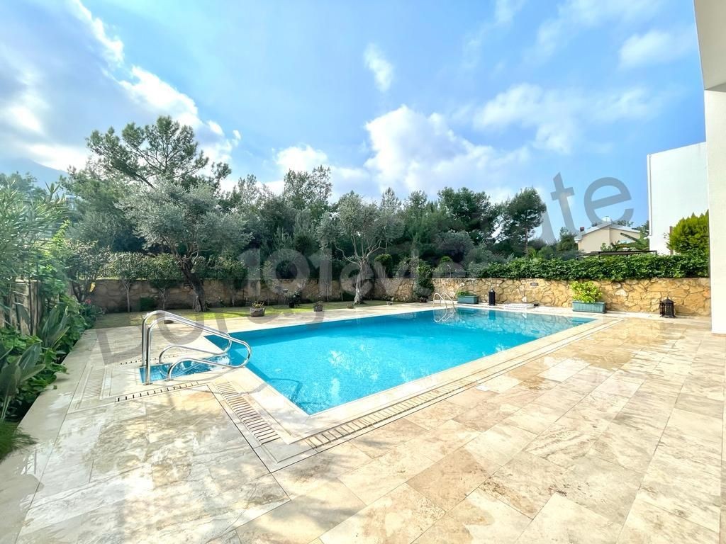 4+1 luxury villa with pool in Edremit