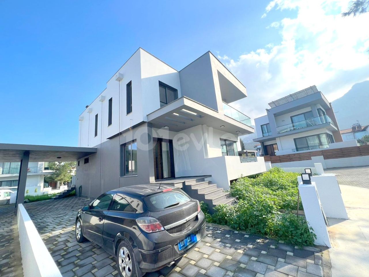 Luxuriöse 3+1 neue Villa zum Verkauf in prestigeträchtiger Lage, 2 Minuten von der Ringstraße in Edremit entfernt