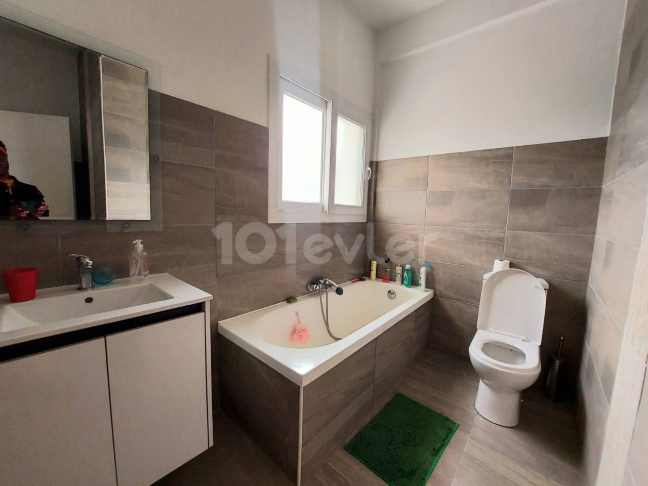 1800m2 arazi icinde 3+1 havuzlu villa + 2+1 yardimci tas ev + sauna odasi