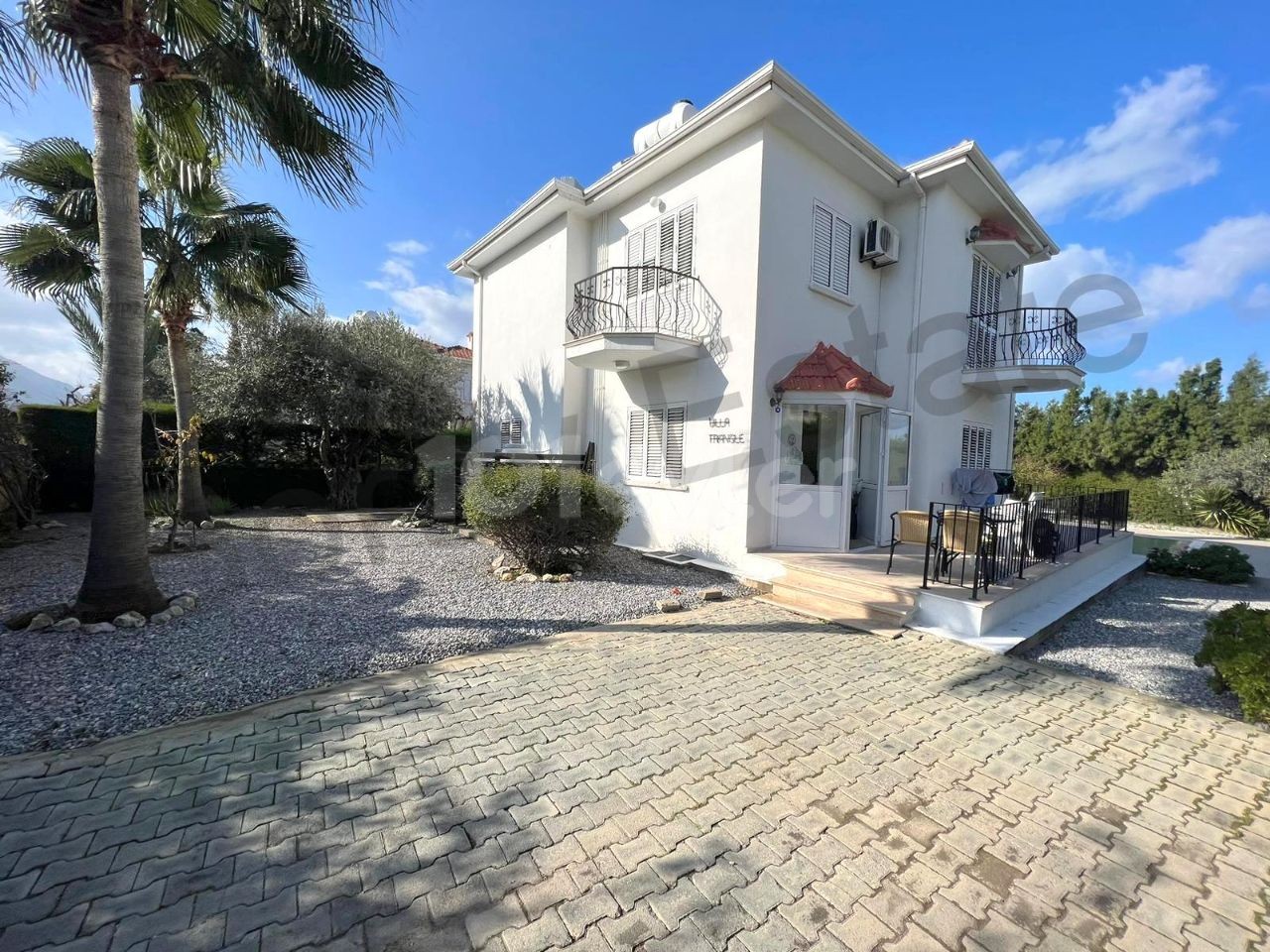 3+1 villa with pool for sale in ½ acre of land in Alsancak