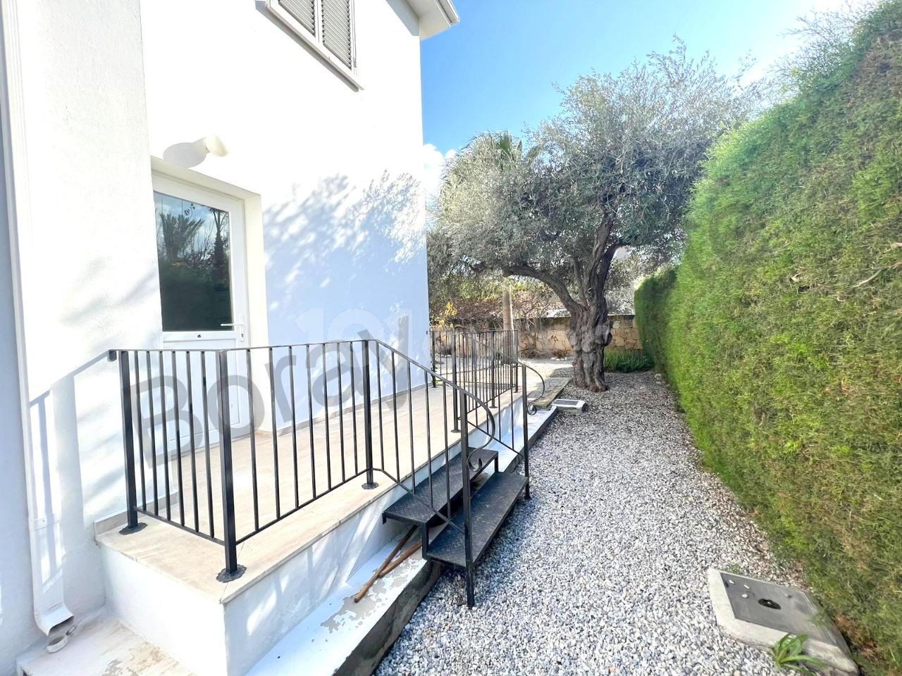 3+1 villa with pool for sale in ½ acre of land in Alsancak