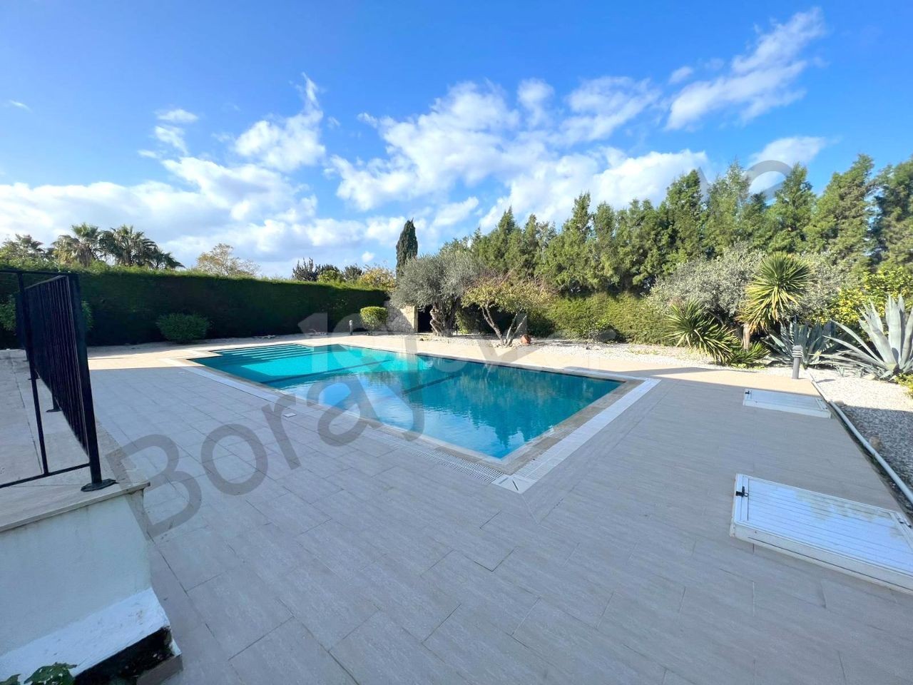 3+1 villa with pool for sale in ½ acre of land in Alsancak