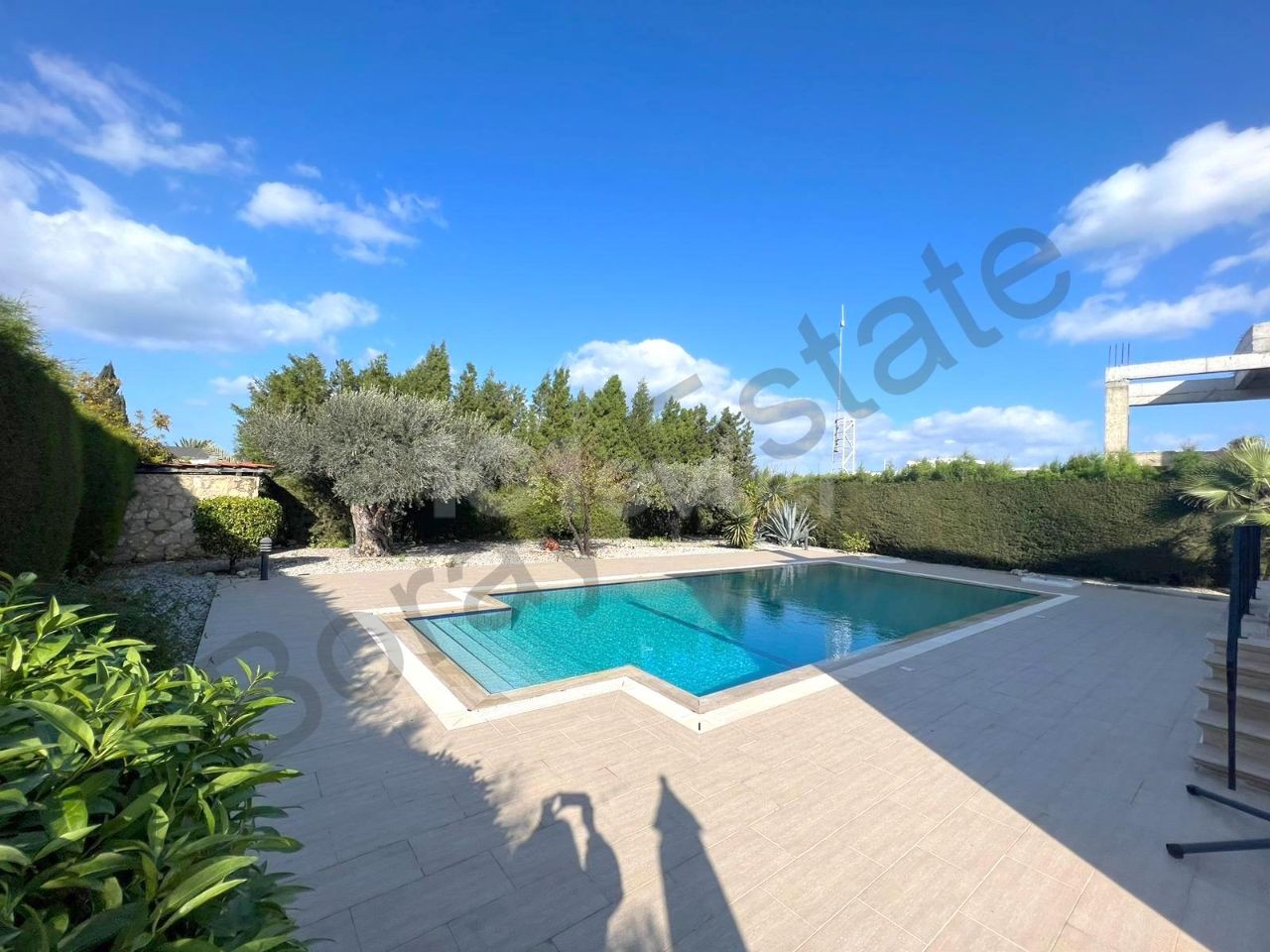 3+1 villa with pool for sale in ½ acre of land in Alsancak