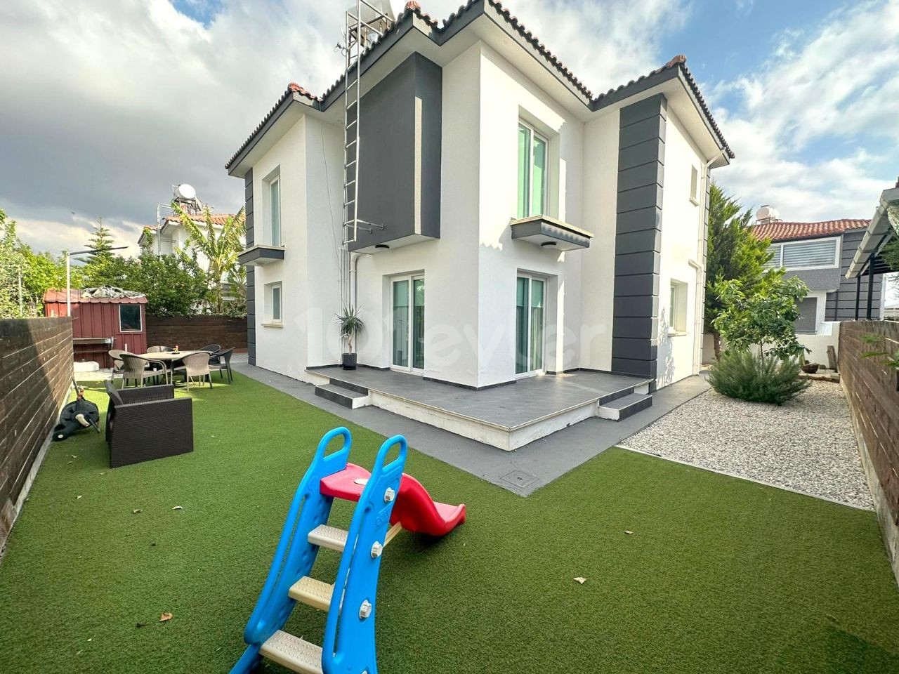 PREIS GESENKT! 4+1 Villa mit großem Garten in einer Anlage