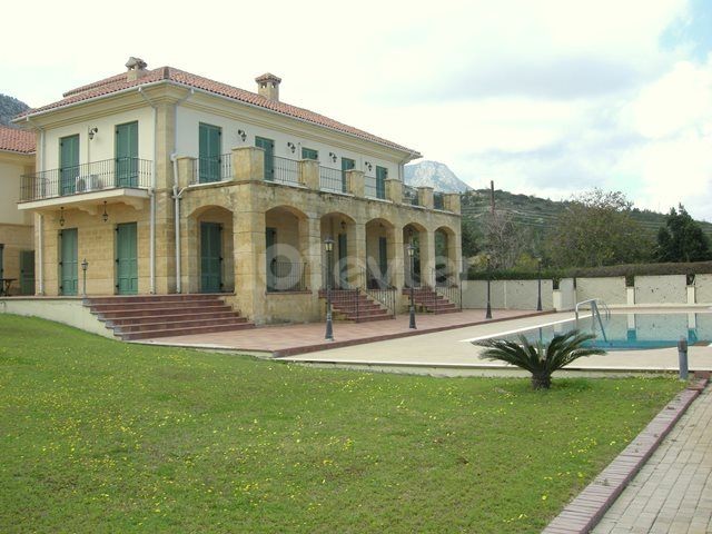 Kyrenia /Catalkoy Bereich in der Grünanlage im Garten einer großen Villa