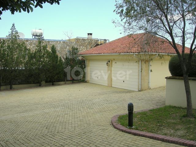 Kyrenia /Catalkoy Bereich in der Grünanlage im Garten einer großen Villa